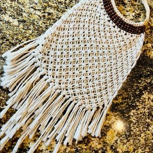 Ivory Macrame’ Bag w Wood Handles & Fringe!